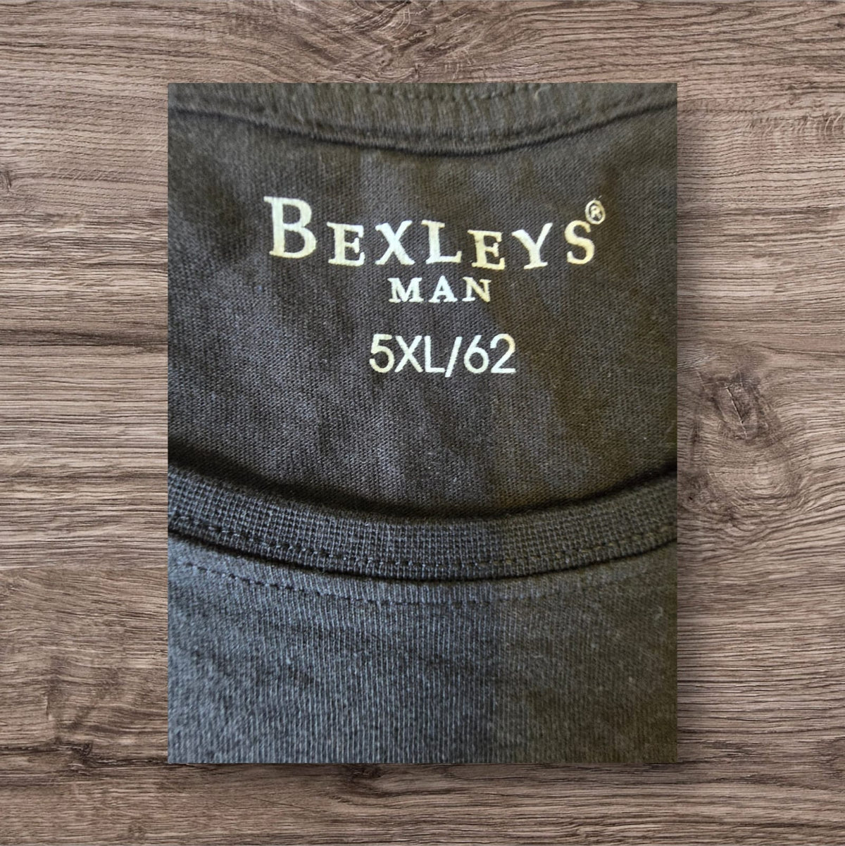 Dettaglio dell'etichetta interna di una t-shirt nera Ottoman Kumus Bexleys MAN taglia 5XL in tessuto morbido