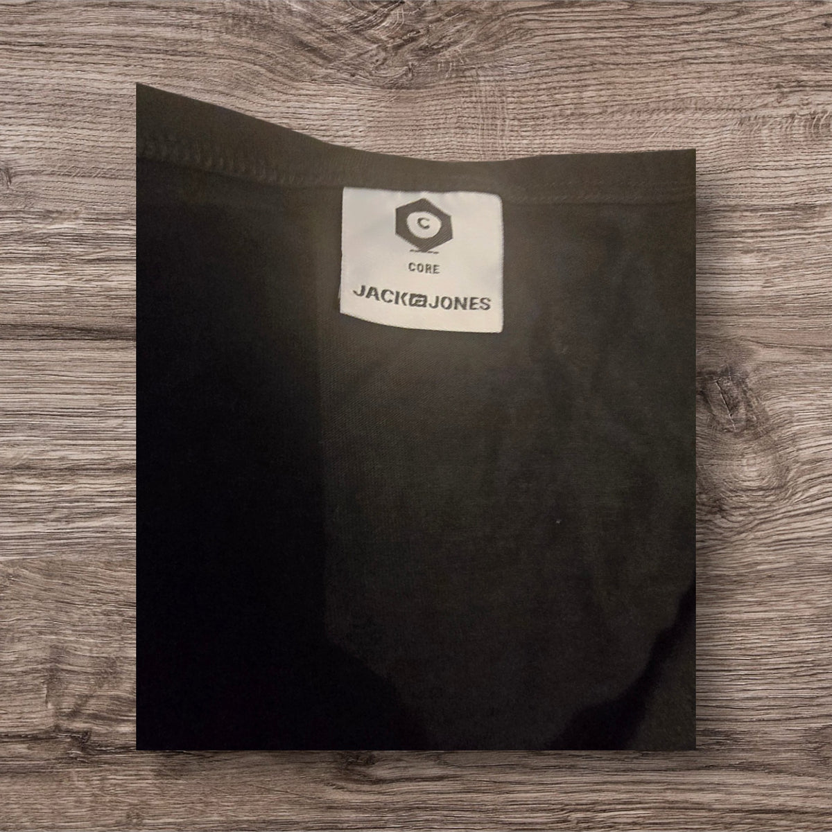 Etichetta interna nera di una canotta Ottoman Kumus JACK & JONES in cotone con logo del brand