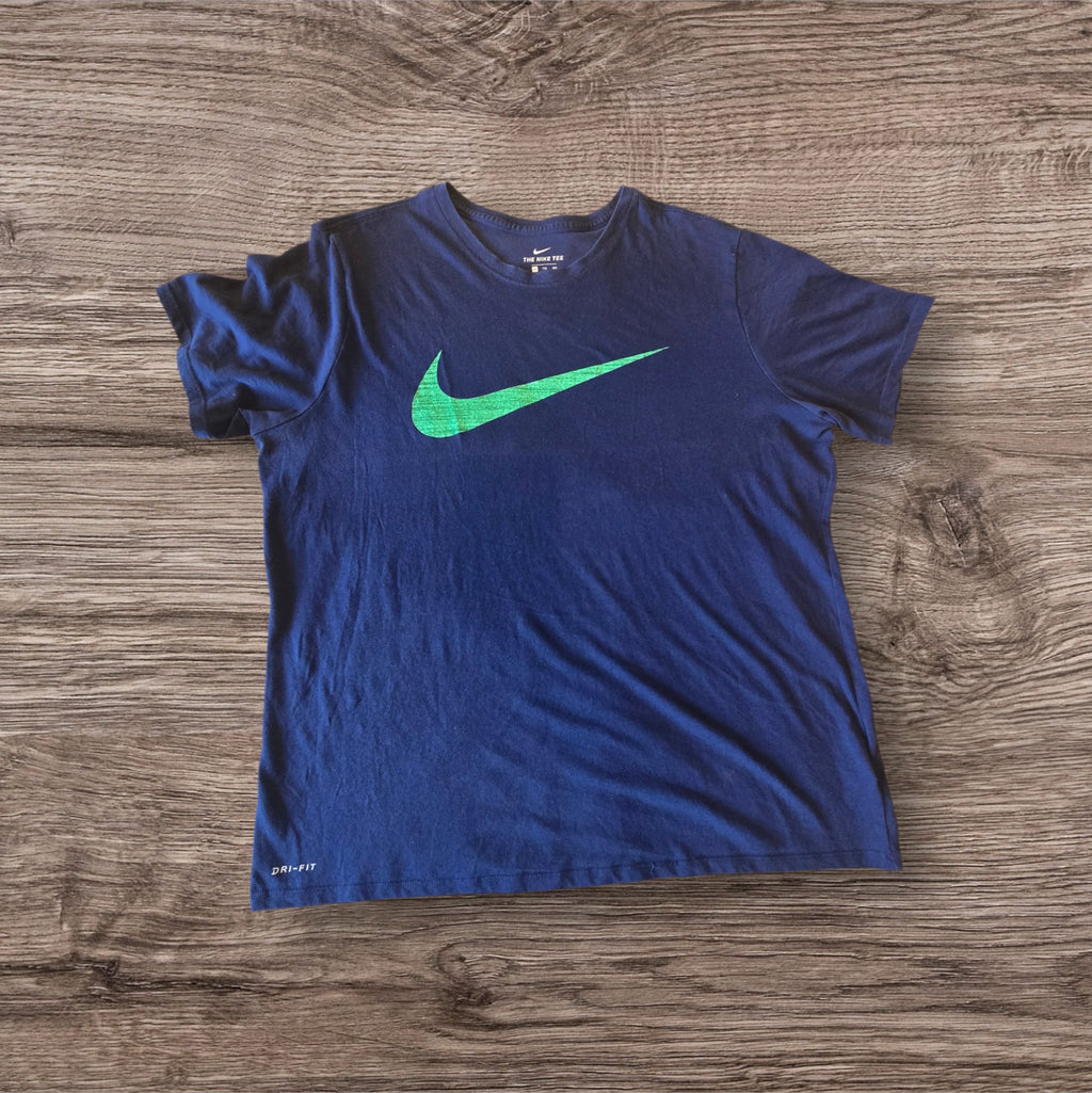 Maglietta sportiva Ottoman Kumus Nike blu navy con logo Swoosh verde, realizzata in tessuto tecnico traspirante.