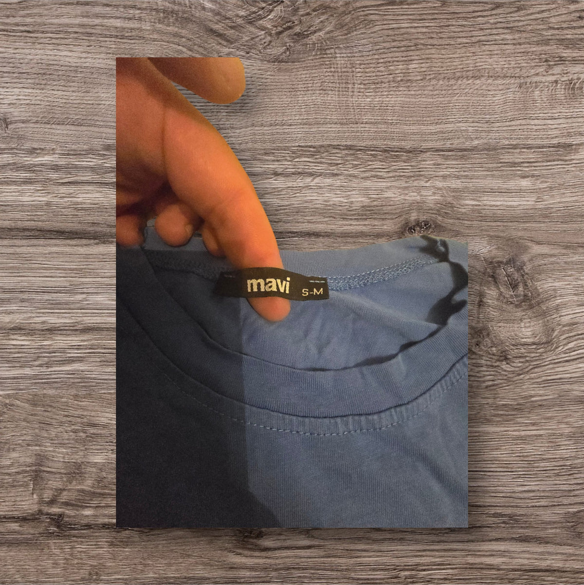 Dettaglio dell'etichetta interna della t-shirt in cotone grigio-azzurro Ottoman Kumus Mavi