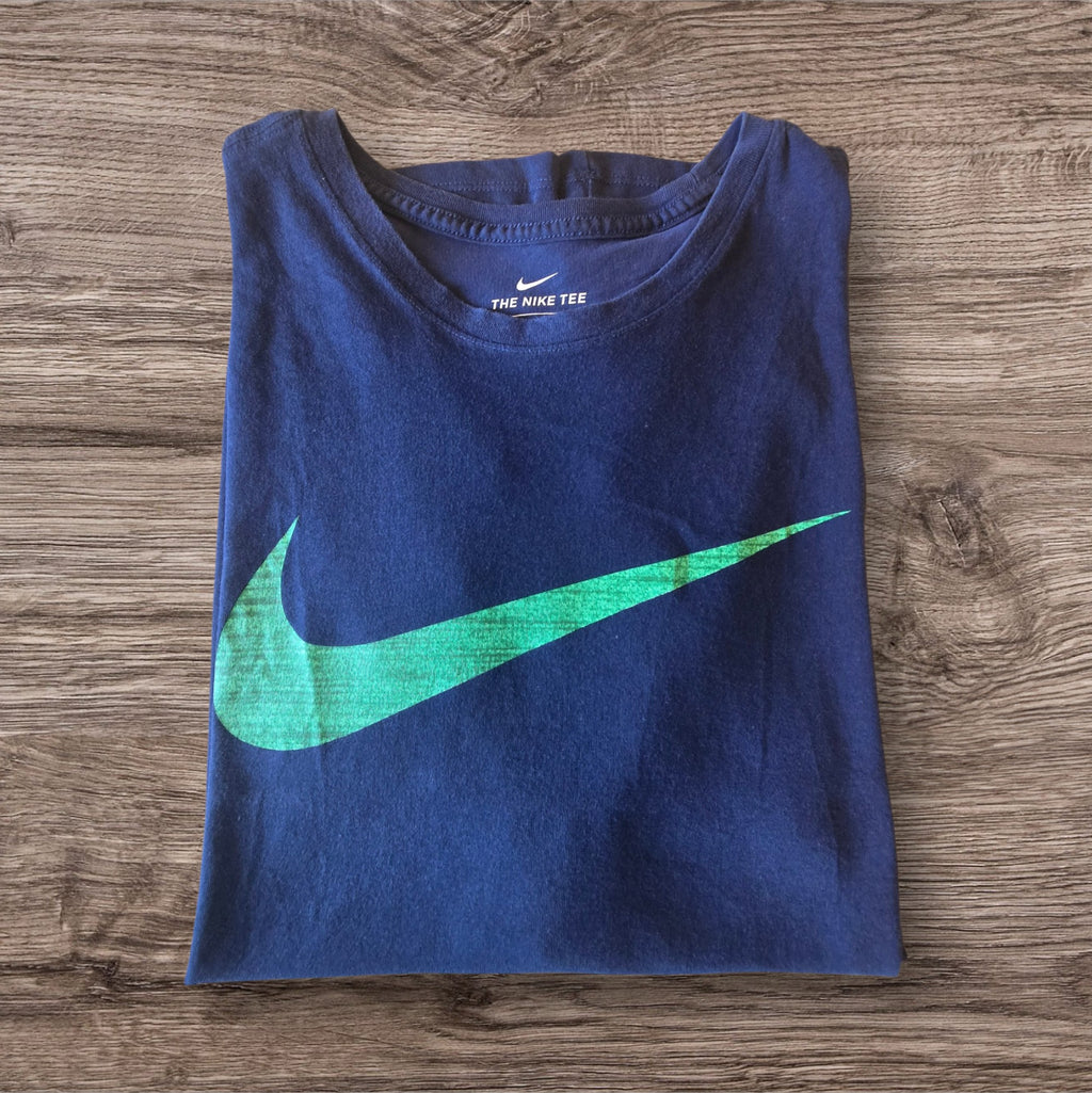 T-shirt sportiva blu navy Ottoman Kumus Nike Dri-FIT con logo Swoosh verde sul petto, tessuto tecnico traspirante.