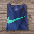 T-shirt sportiva blu navy Ottoman Kumus Nike Dri-FIT con logo Swoosh verde sul petto, tessuto tecnico traspirante.