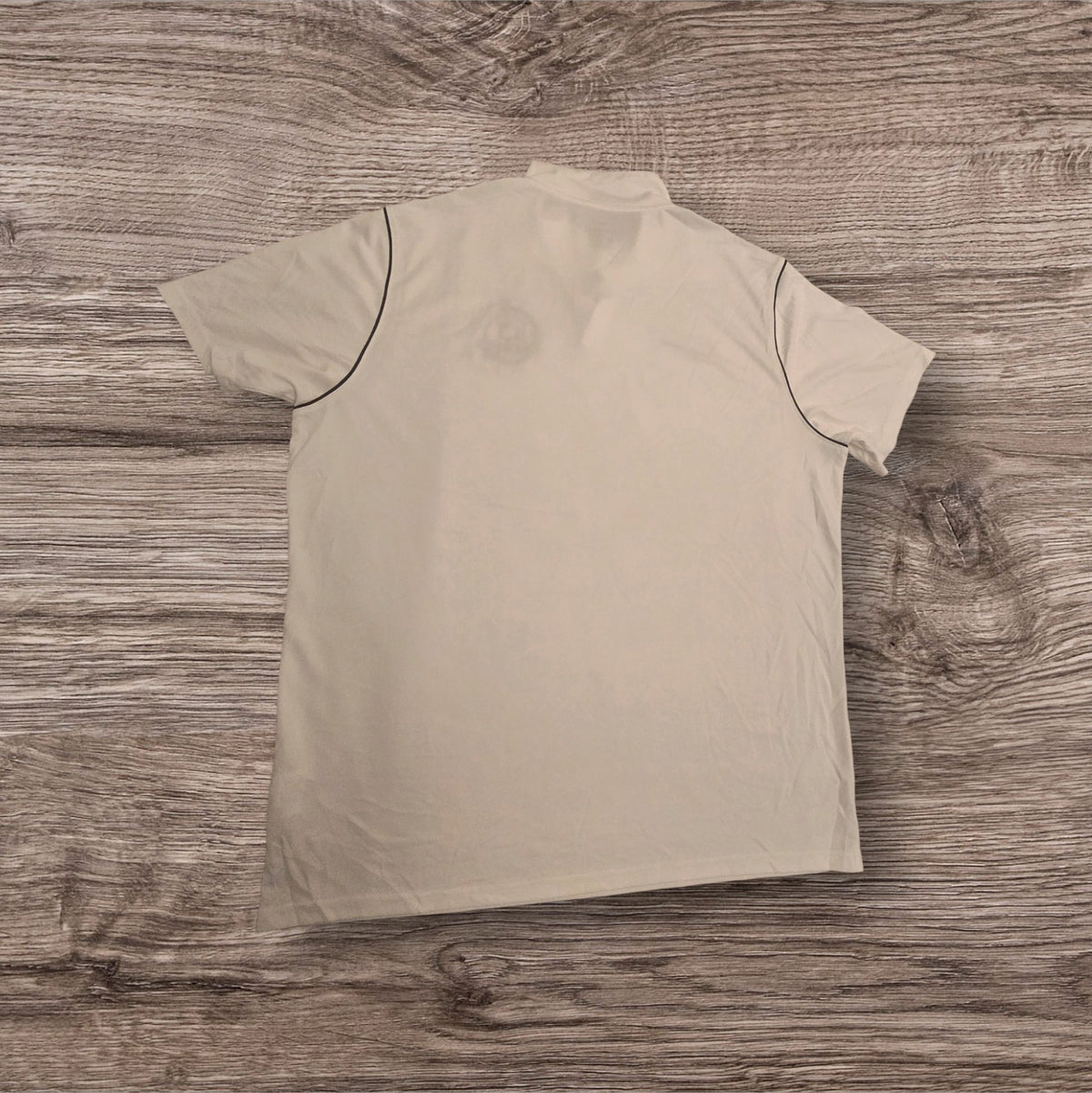 Polo tecnica bianca Nike Ottoman Kumus con logo Olympic F.C. e tecnologia Dri-FIT traspirante per sport