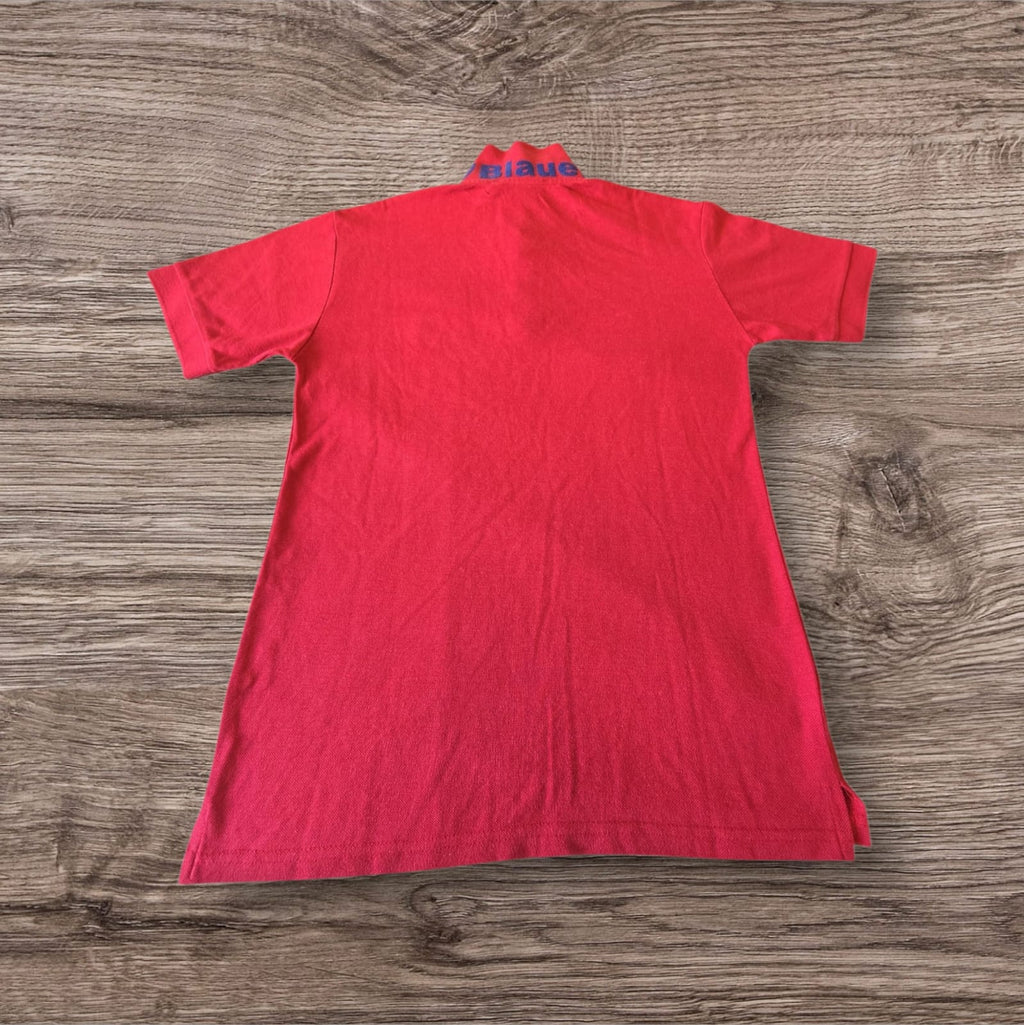 Vista posteriore della polo rossa in cotone piqué Ottoman Kumus con logo Blauer ricamato sotto il colletto
