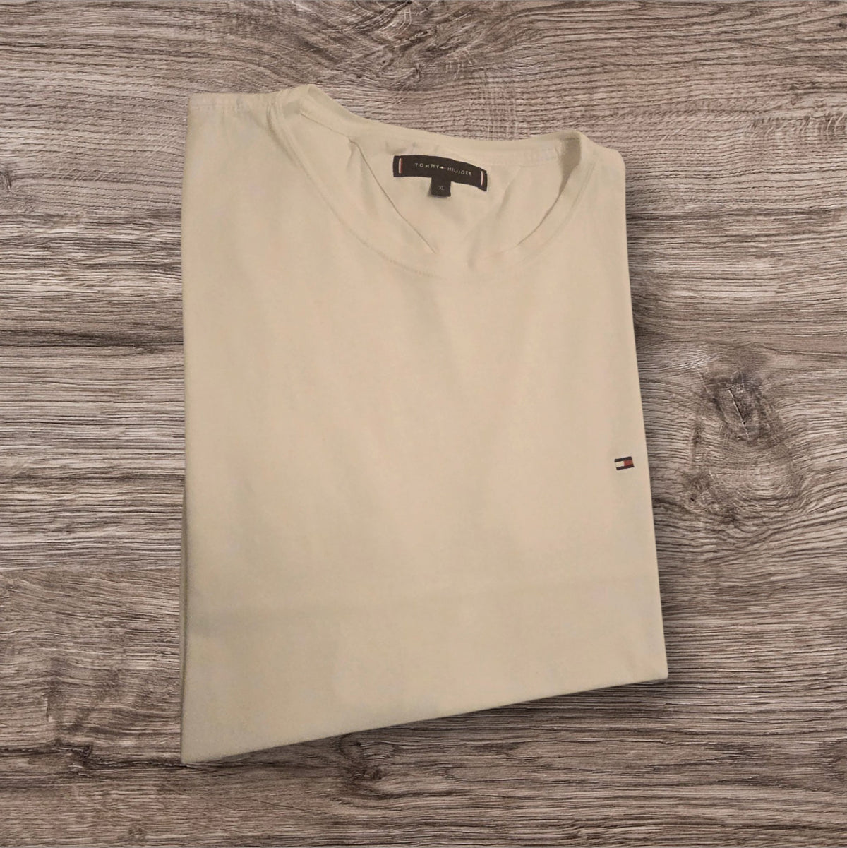 T-shirt Tommy Hilfiger in cotone beige a girocollo con logo ricamato, proposta da Ottoman Kumus