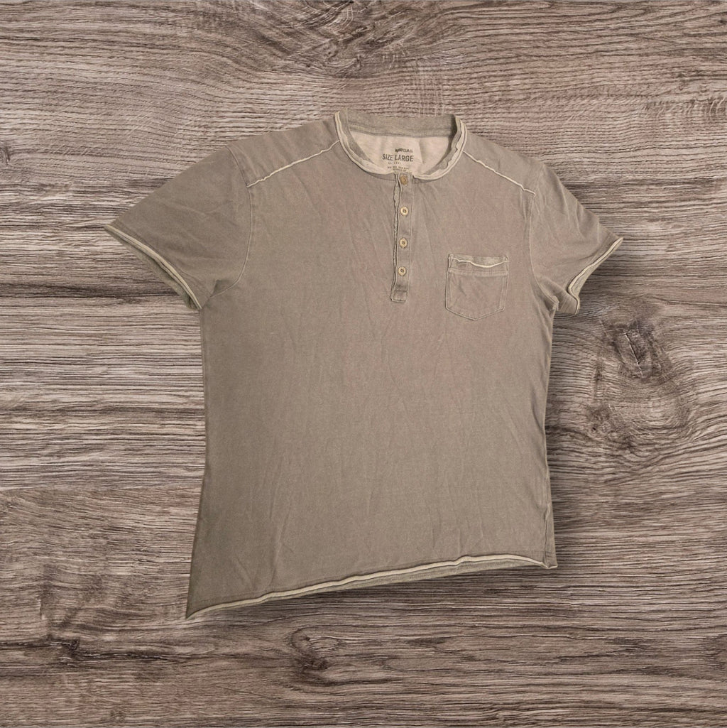 T-shirt Ottoman Kumus GAS grigio-tortora in cotone con bottoni, taschino sul petto e bordi a taglio vivo.