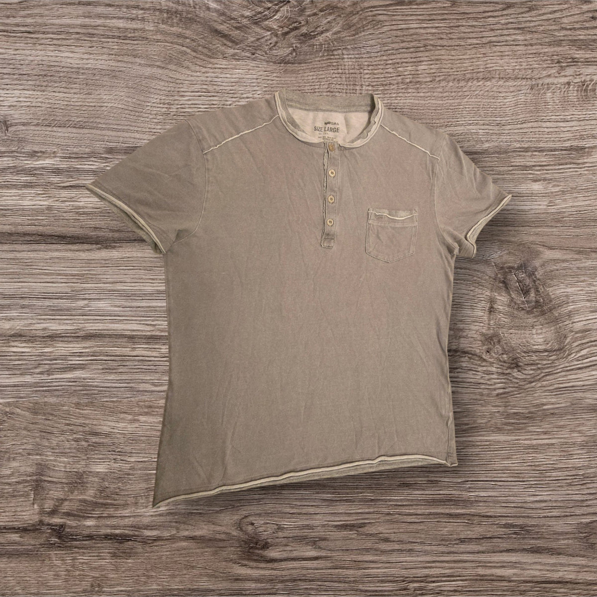 T-shirt Ottoman Kumus GAS grigio-tortora in cotone con bottoni, taschino sul petto e bordi a taglio vivo.