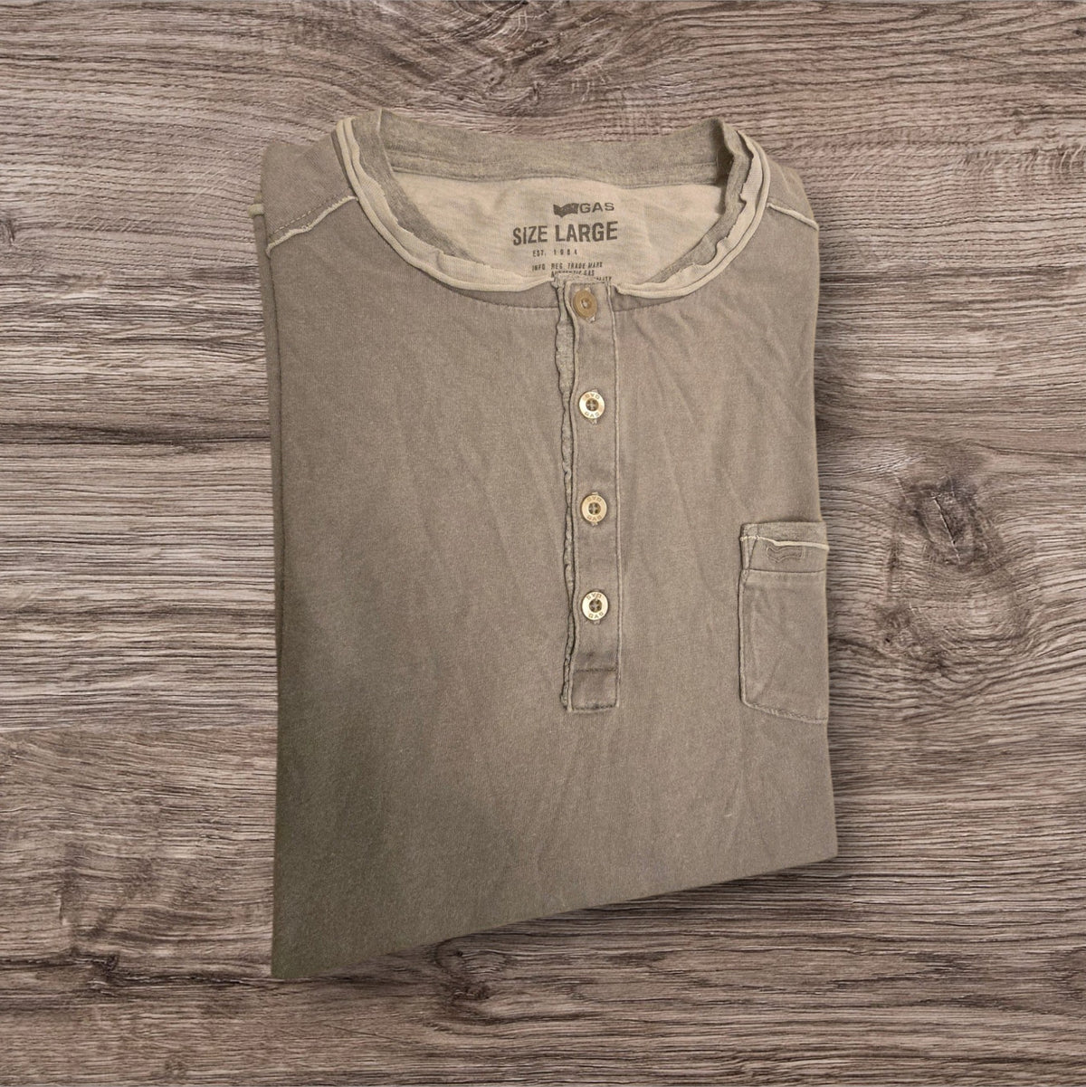 T-shirt Ottoman Kumus GAS grigio-tortora in cotone con bottoni frontali, taschino e bordi a taglio vivo