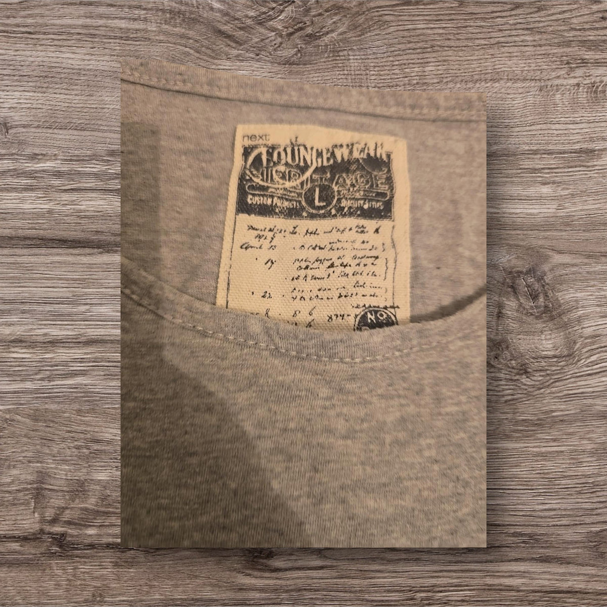 Etichetta interna vintage su maglietta girocollo in cotone mélange grigio di Ottoman Kumus