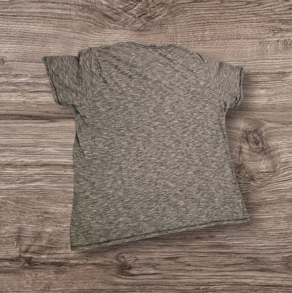 T-shirt a maniche corte Ottoman Kumus Jean Pascale in tessuto mélange grigio, vista posteriore su fondo in legno
