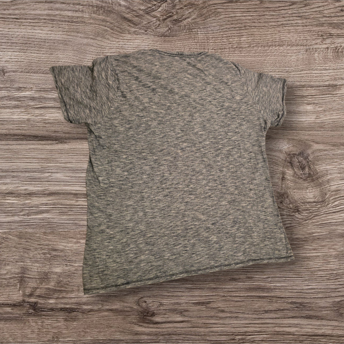 T-shirt a maniche corte Ottoman Kumus Jean Pascale in tessuto mélange grigio, vista posteriore su fondo in legno