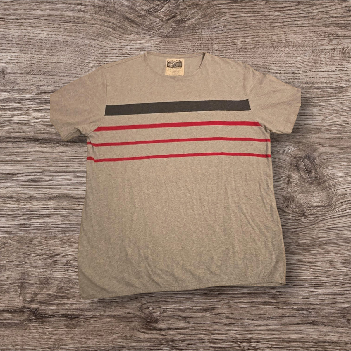 T-shirt Ottoman Kumus grigia in cotone mélange con righe orizzontali nere e rosse sul petto e girocollo