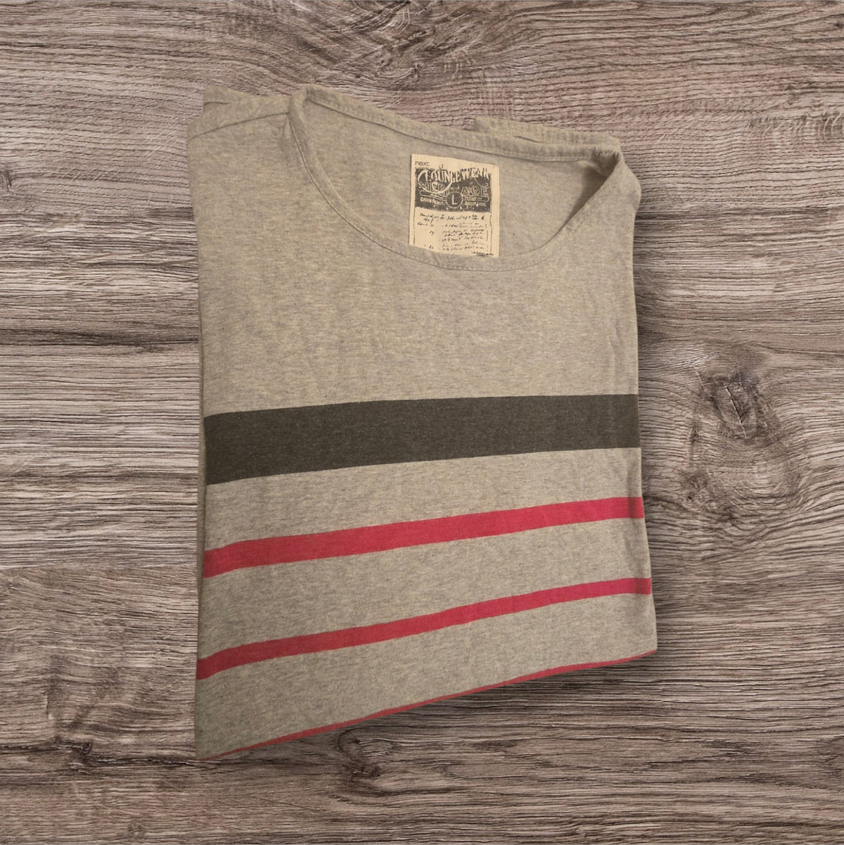 T-shirt Ottoman Kumus in cotone grigio mélange con righe orizzontali nere e rosse e girocollo