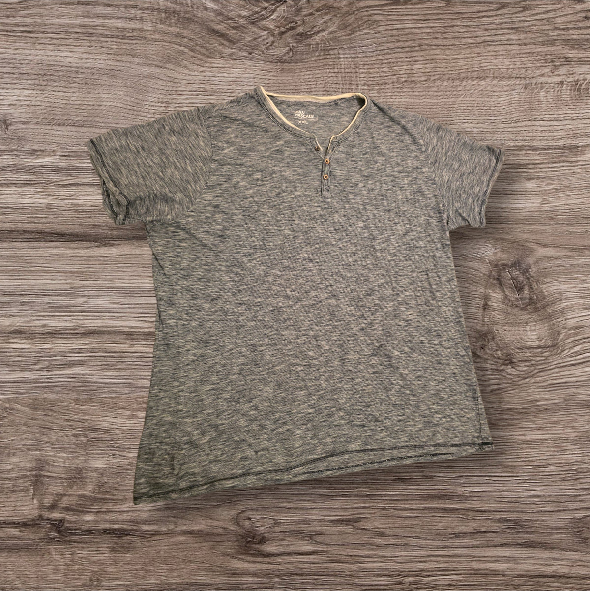 T-shirt Ottoman Kumus Jean Pascale grigia effetto melange con scollo a serafino e bottoni, stile casual