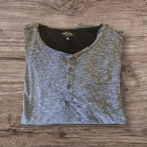 T-shirt henley Ottoman Kumus grigia mélange con bottoni e taschino sul petto, piegata su superficie in legno
