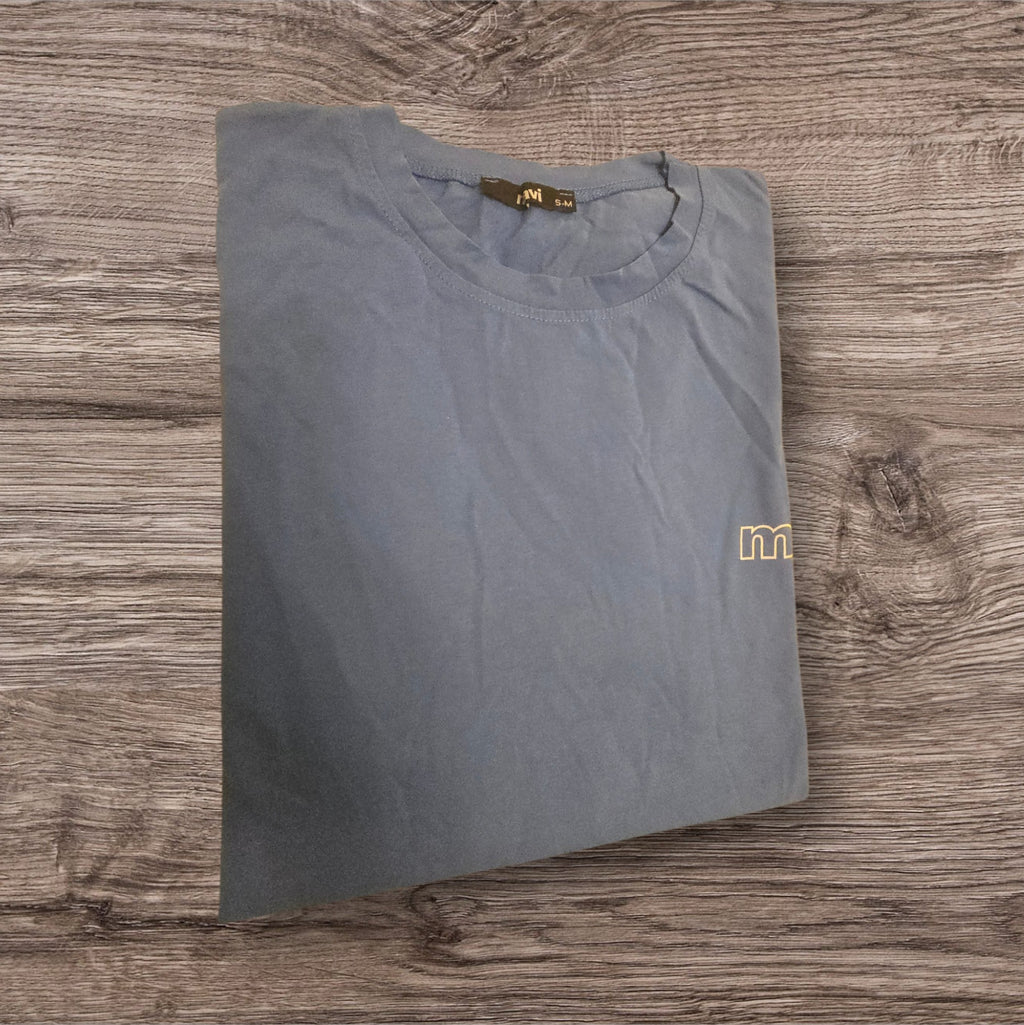 T-shirt Mavi grigio-azzurra in cotone con logo ricamato, proposta da Ottoman Kumus su sfondo in legno.