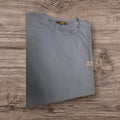 T-shirt Mavi grigio-azzurra in cotone con logo ricamato, proposta da Ottoman Kumus su sfondo in legno.