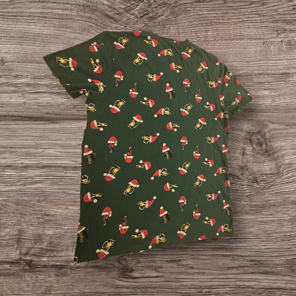 T-shirt natalizia Ottoman Kumus verde scuro con stampa all-over di boccali di birra e cappellini di Babbo Natale