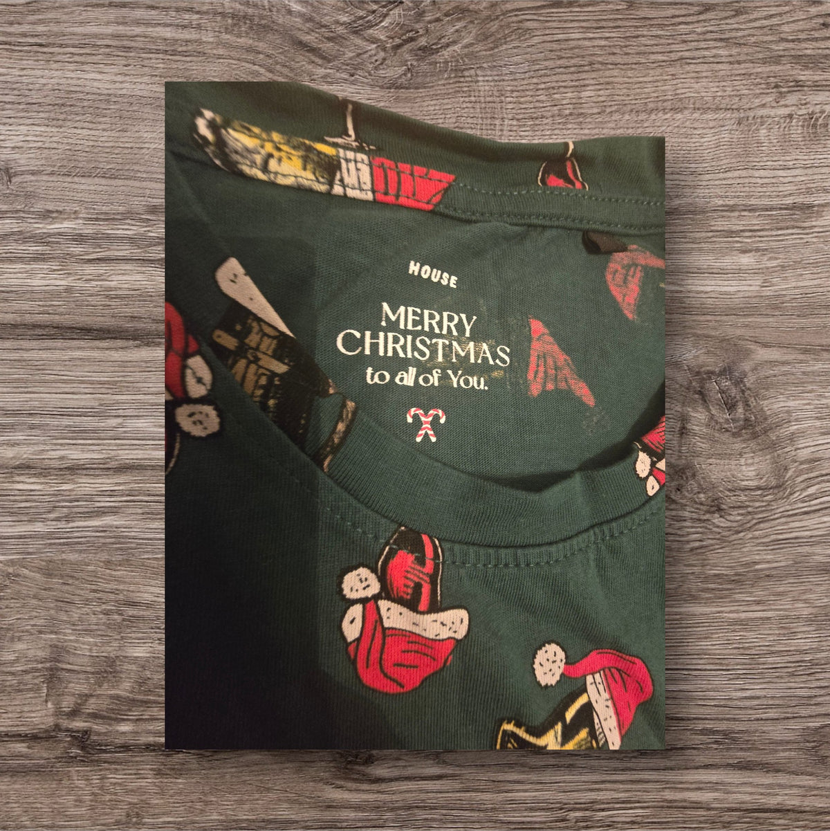 T-shirt natalizia Ottoman Kumus verde scuro in cotone con stampa di boccali di birra e cappellini di Babbo Natale