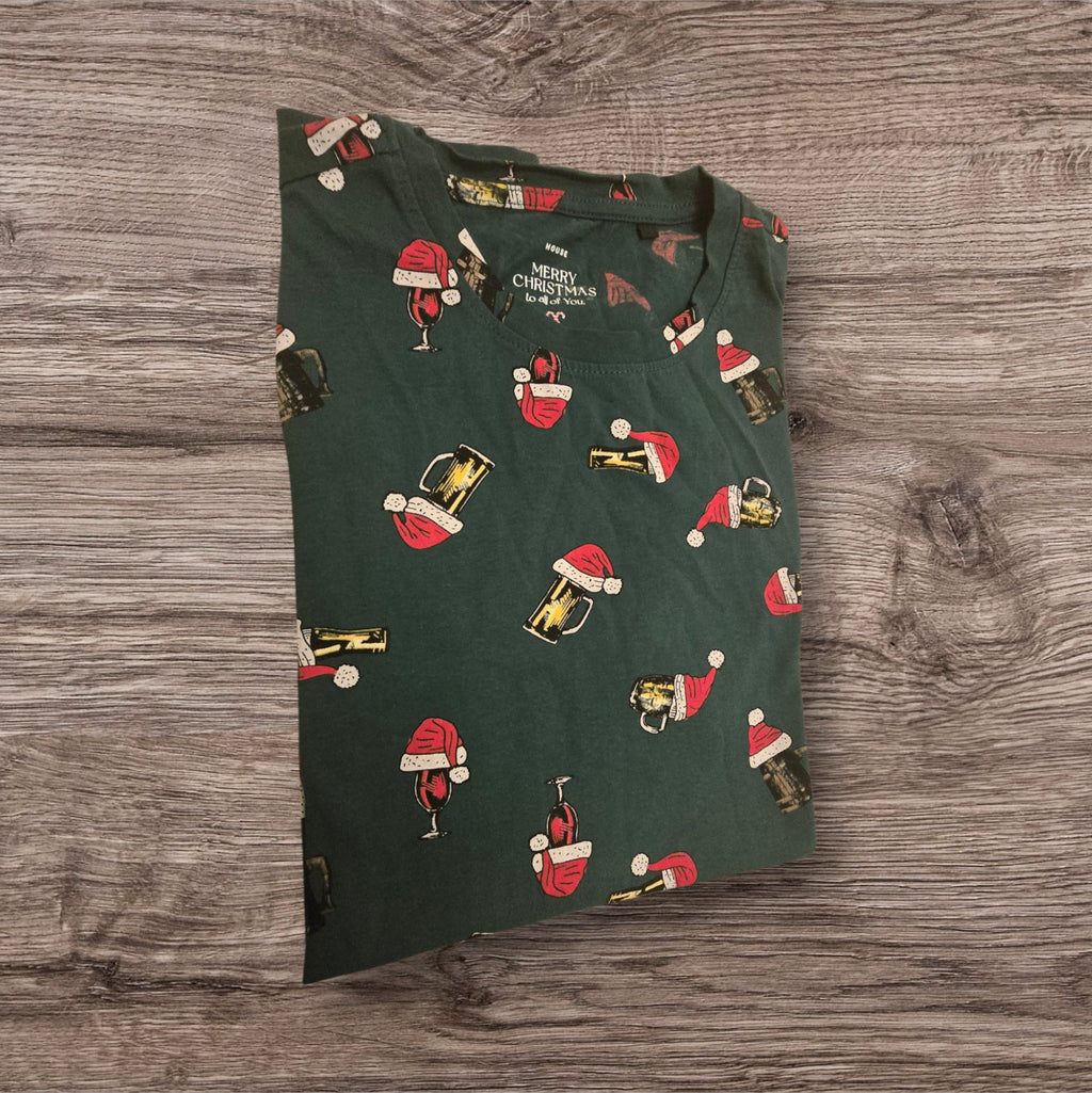 T-shirt natalizia Ottoman Kumus verde scuro in cotone con stampa di boccali di birra e cappellini di Babbo Natale