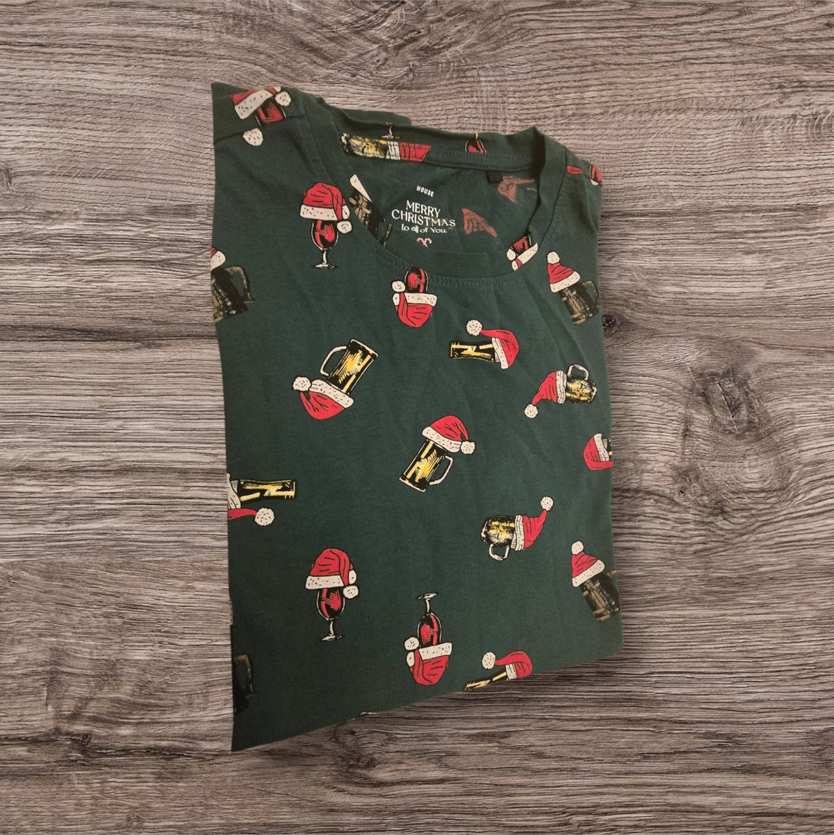 T-shirt natalizia Ottoman Kumus verde scuro in cotone con stampa di boccali di birra e cappellini di Babbo Natale