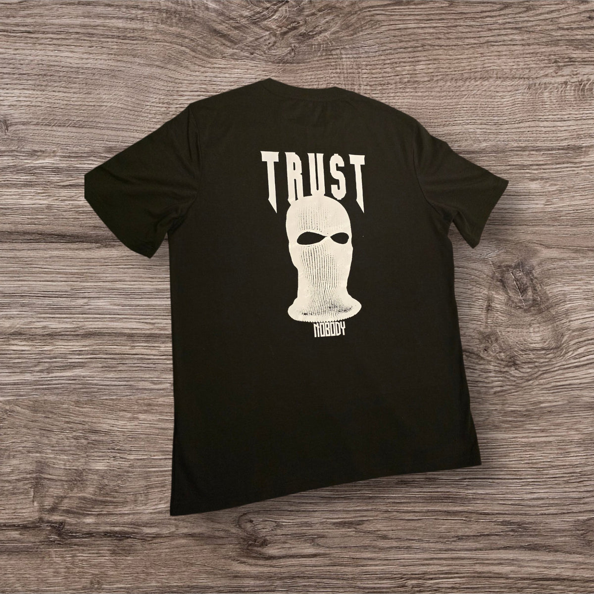 T-shirt nera in cotone Ottoman Kumus con stampa grafica bianca sul retro raffigurante un passamontagna e scritta TRUST