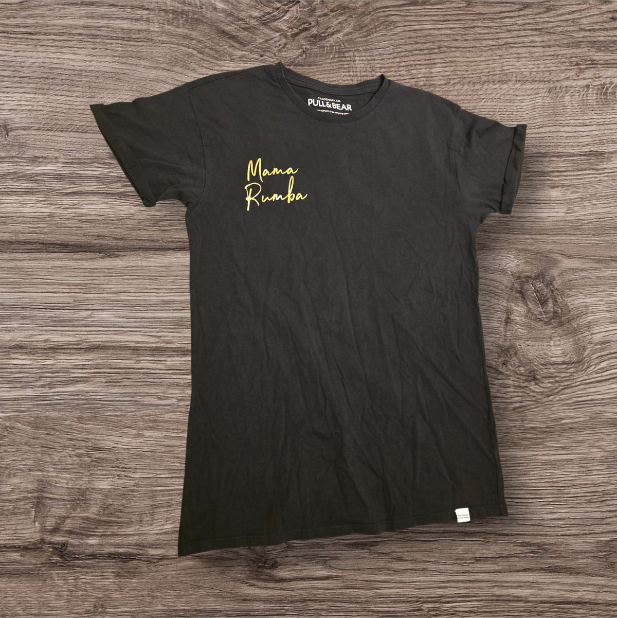 T-shirt nera Ottoman Kumus PULL&BEAR in cotone con scritta Mama Rumba dorata sul petto, taglio muscle fit