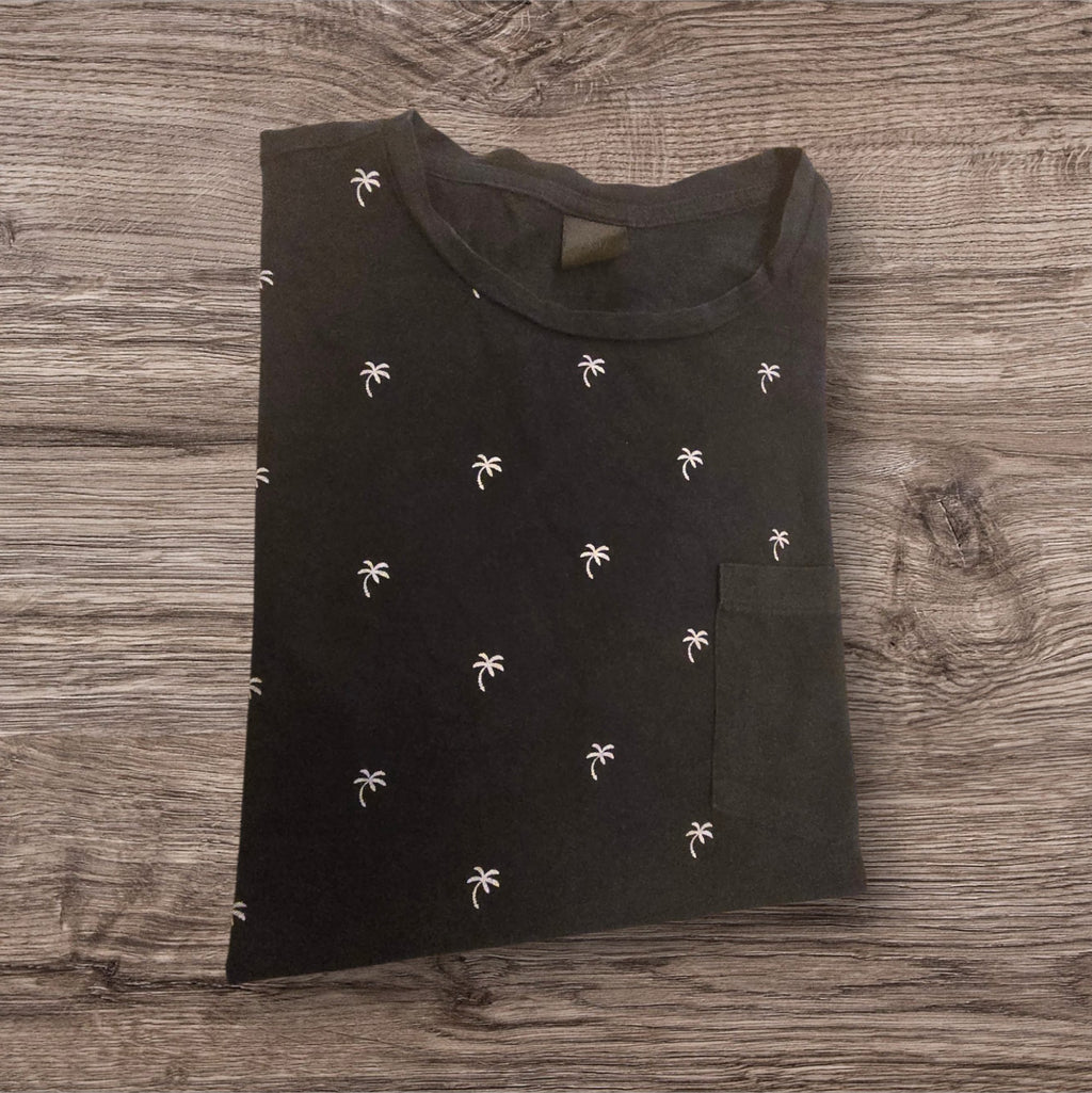 T-shirt Ottoman Kumus nera in cotone con stampa all-over di piccole palme bianche e taschino sul petto