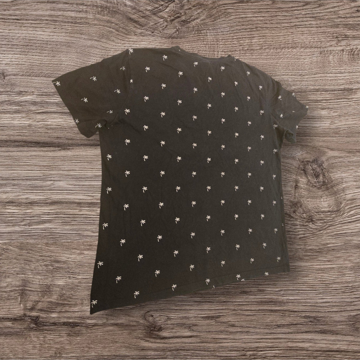 T-shirt Ottoman Kumus nera in cotone con stampa all-over di piccole palme bianche e maniche corte