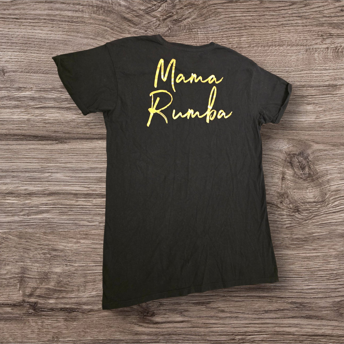 T-shirt nera Ottoman Kumus in cotone muscle fit con scritta Mama Rumba dorata stampata sul retro