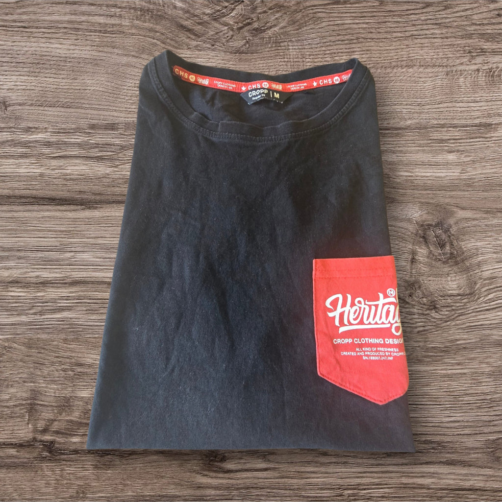 T-shirt nera Ottoman Kumus in cotone con taschino rosso a contrasto e stampa grafica bianca stile heritage