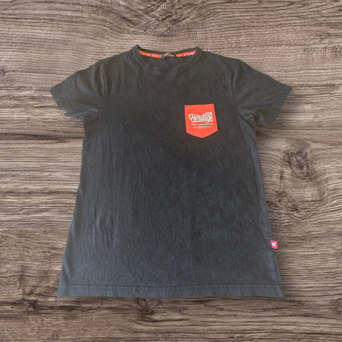 T-shirt nera Ottoman Kumus in cotone con taschino rosso a contrasto e stampa grafica heritage sul petto