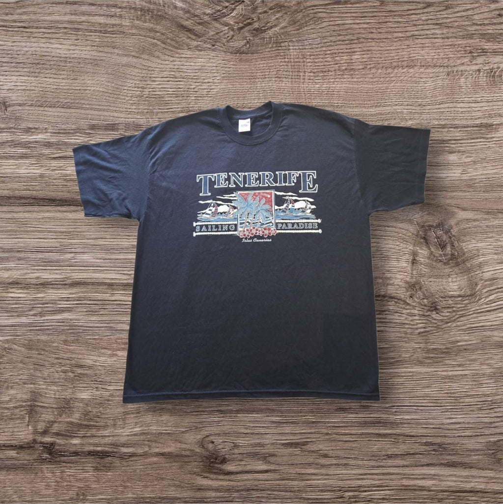 T-shirt nera Ottoman Kumus in cotone con stampa grafica di Tenerife, palme e barche a vela, stile casual estivo.