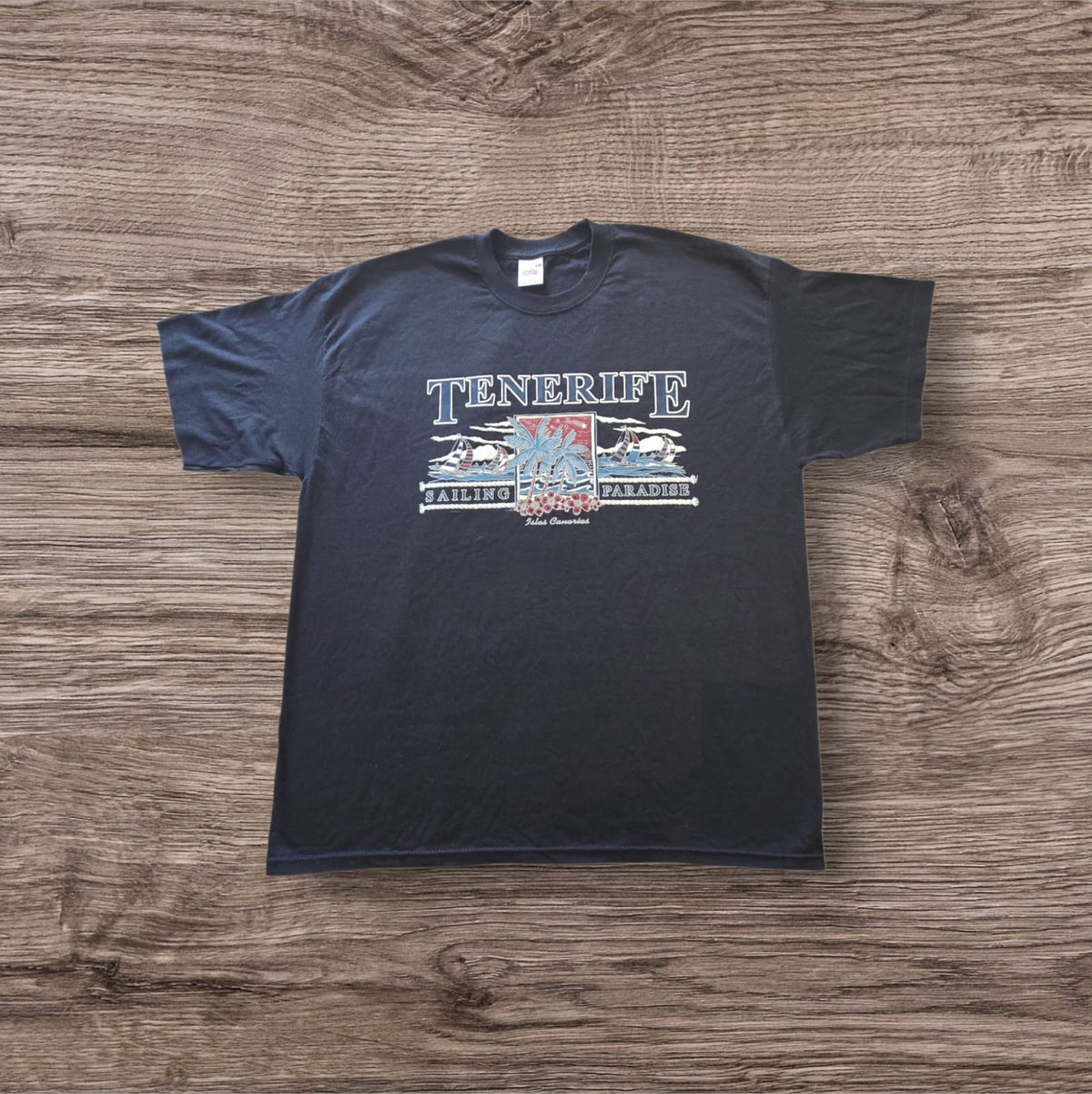 T-shirt nera Ottoman Kumus in cotone con stampa grafica di Tenerife, palme e barche a vela, stile casual estivo.