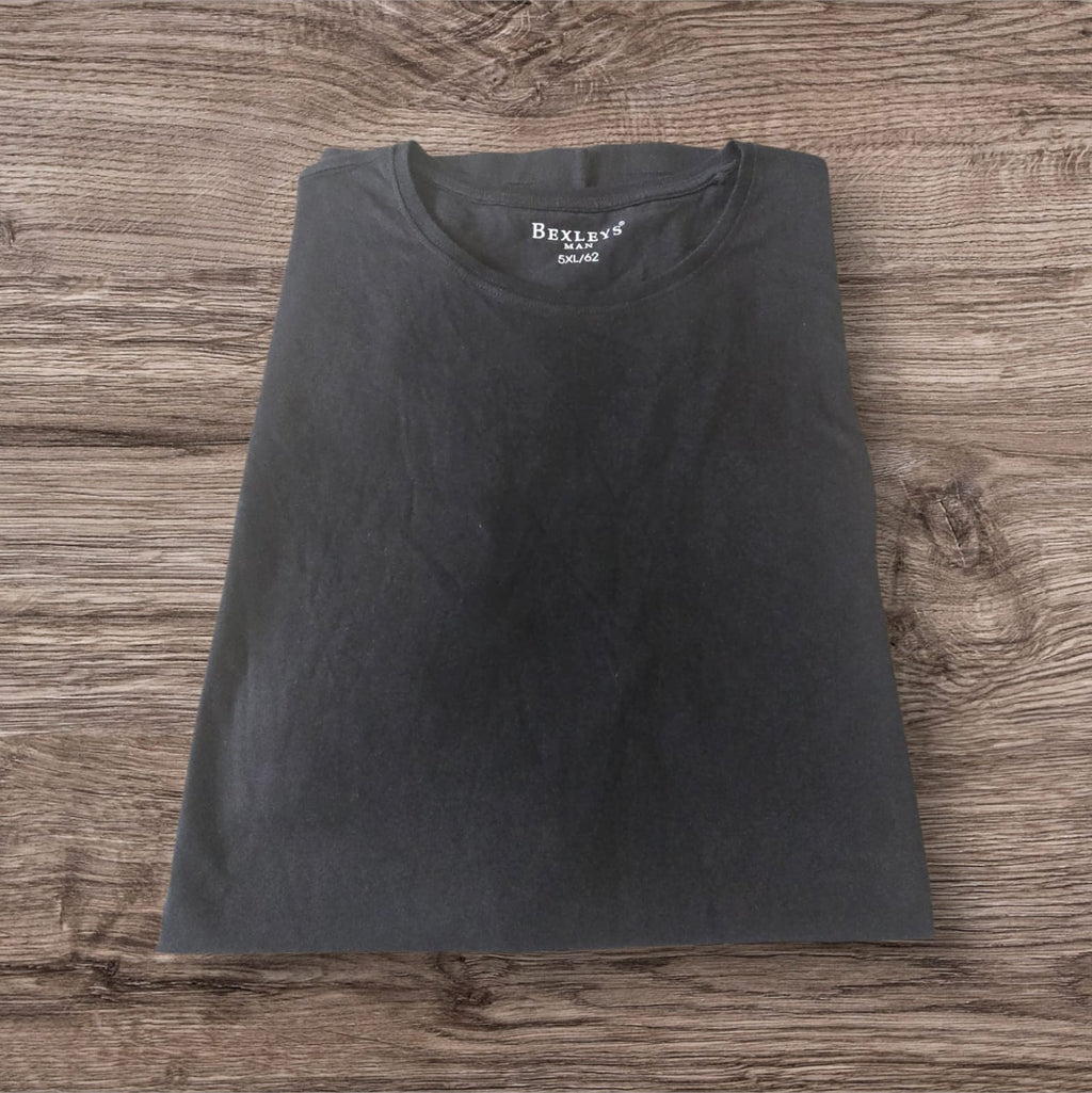 T-shirt nera a maniche corte Ottoman Kumus Bexleys Man in cotone morbido con scollo rotondo su sfondo in legno