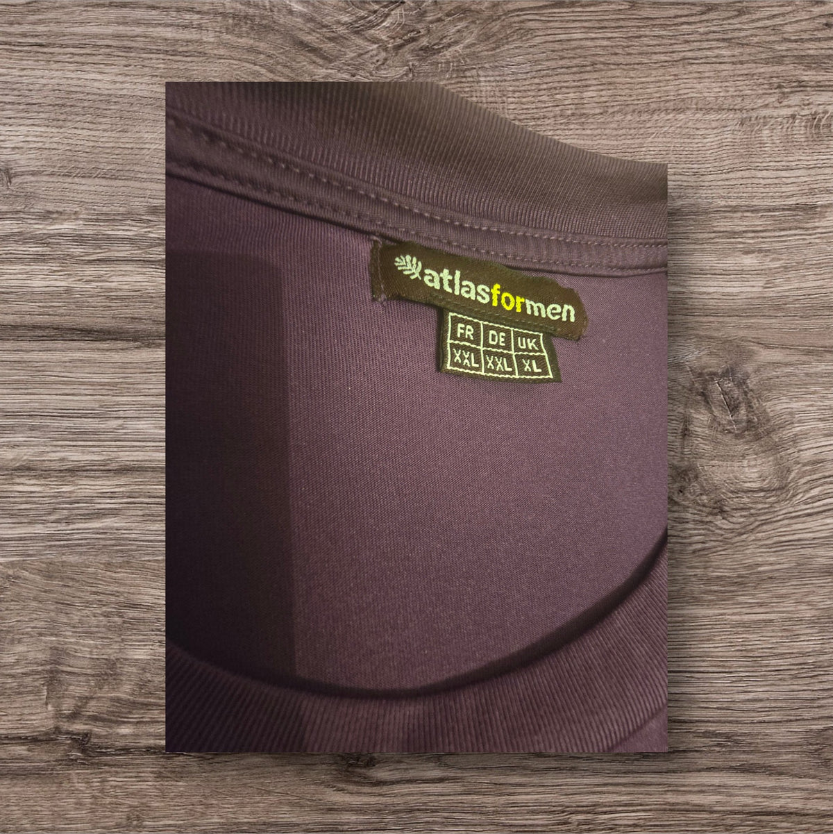 Etichetta interna della t-shirt Ottoman Kumus atlasformen color prugna scuro con taglie XXL visibili
