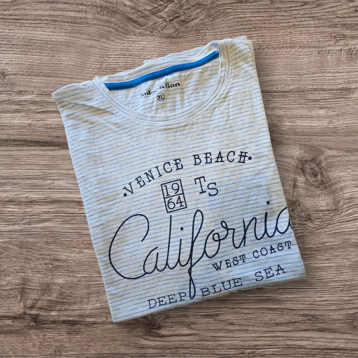 T-shirt a righe Ottoman Kumus con stampa grafica Venice Beach California e colletto a contrasto blu