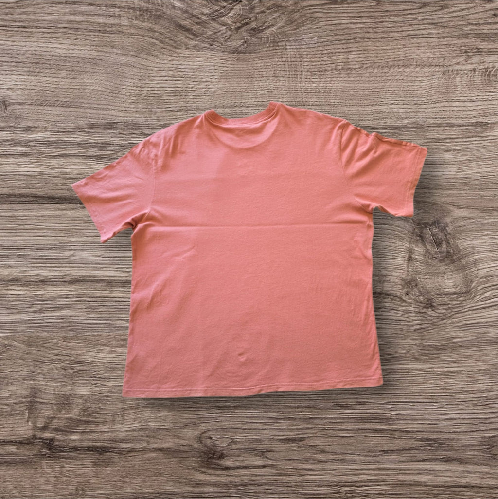 T-shirt a maniche corte rosa pastello in cotone Ottoman Kumus con girocollo, vista posteriore su sfondo in legno