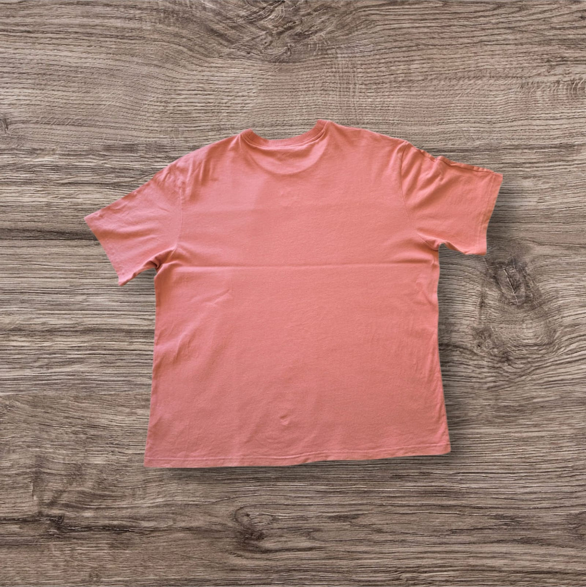 T-shirt a maniche corte rosa pastello in cotone Ottoman Kumus con girocollo, vista posteriore su sfondo in legno