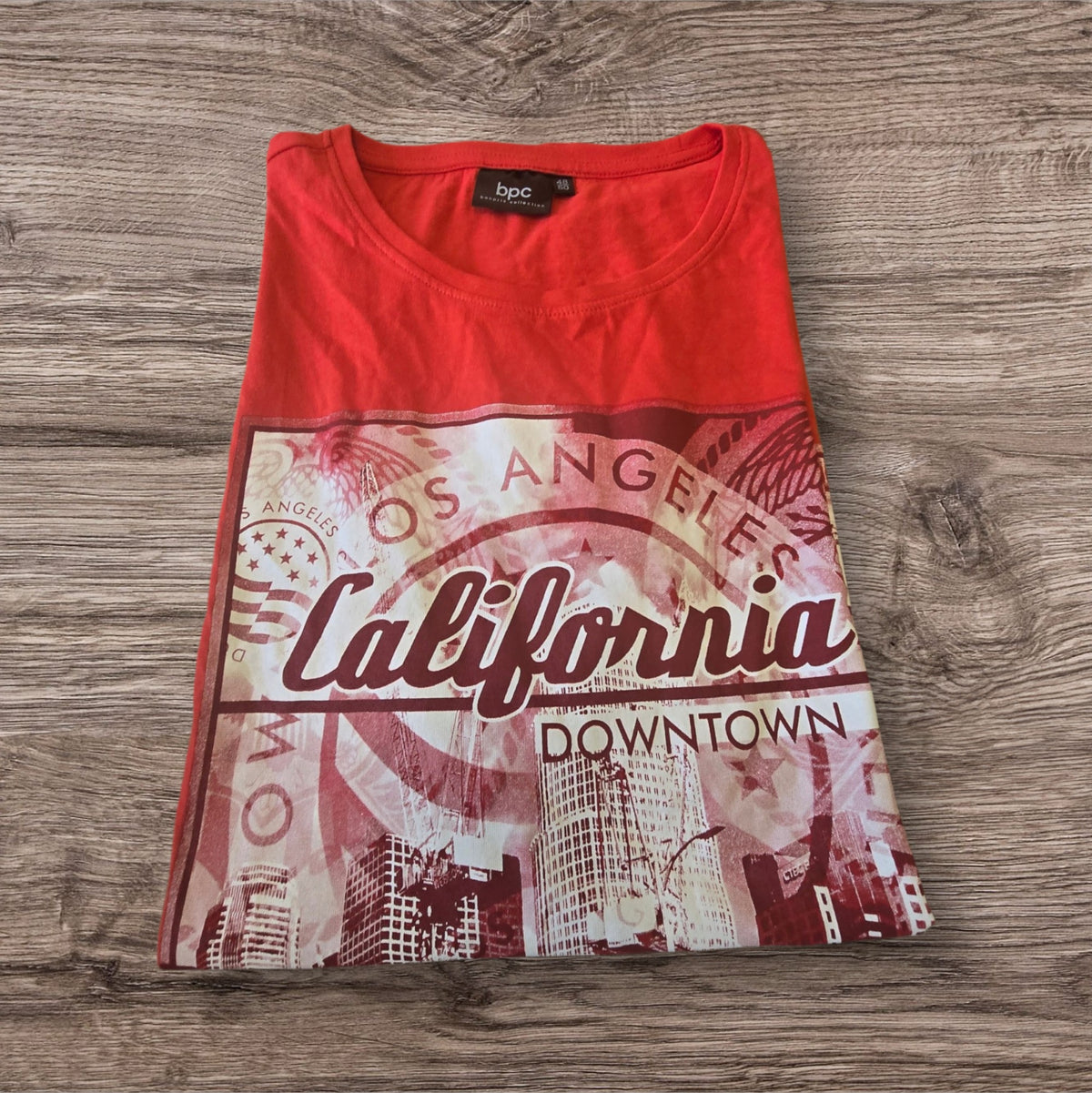 T-shirt rossa Ottoman Kumus in cotone con stampa grafica California Downtown e girocollo, stile casual urbano.