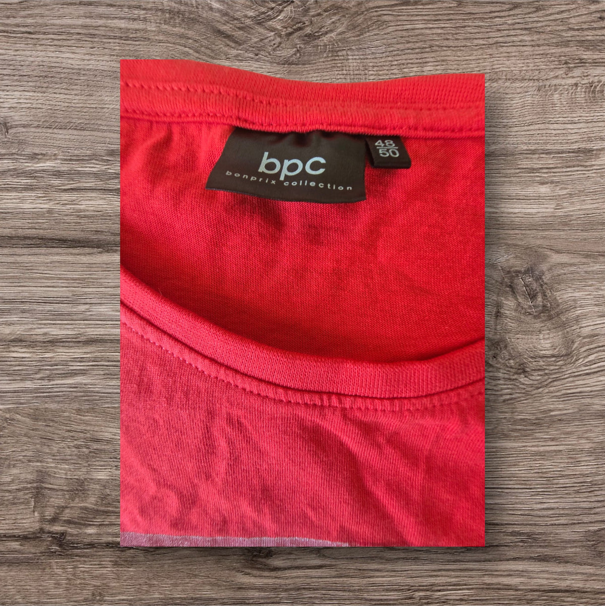 Dettaglio del girocollo di una t-shirt rossa Ottoman Kumus in cotone con etichetta interna bpc