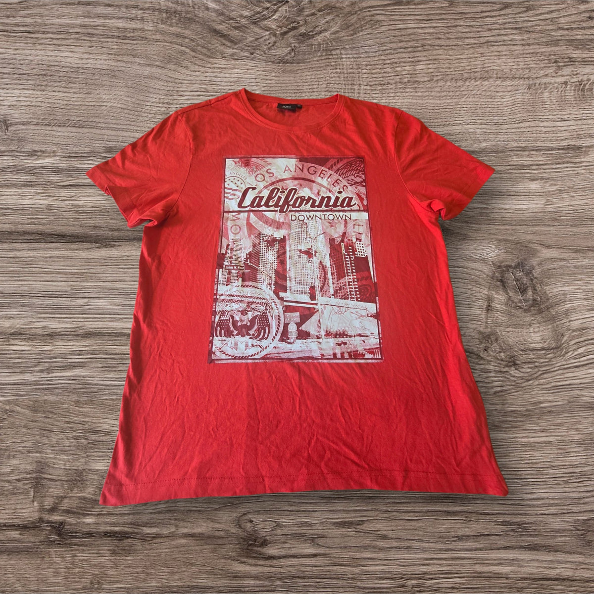 T-shirt rossa Ottoman Kumus in cotone con stampa grafica California Downtown e girocollo, stile casual urbano