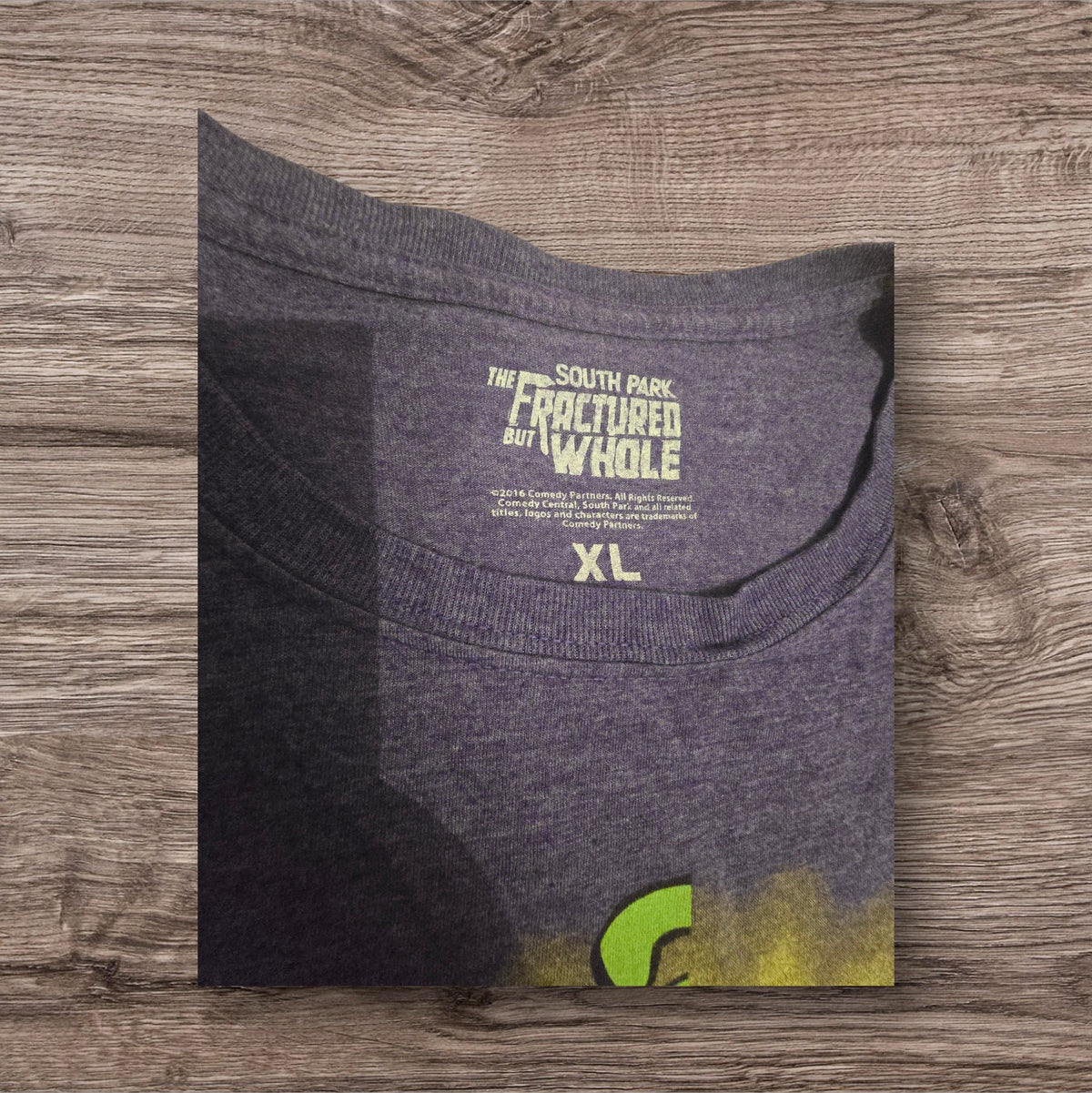 Dettaglio interno del colletto della t-shirt Ottoman Kumus South Park The Fractured But Whole in viola melange taglia XL