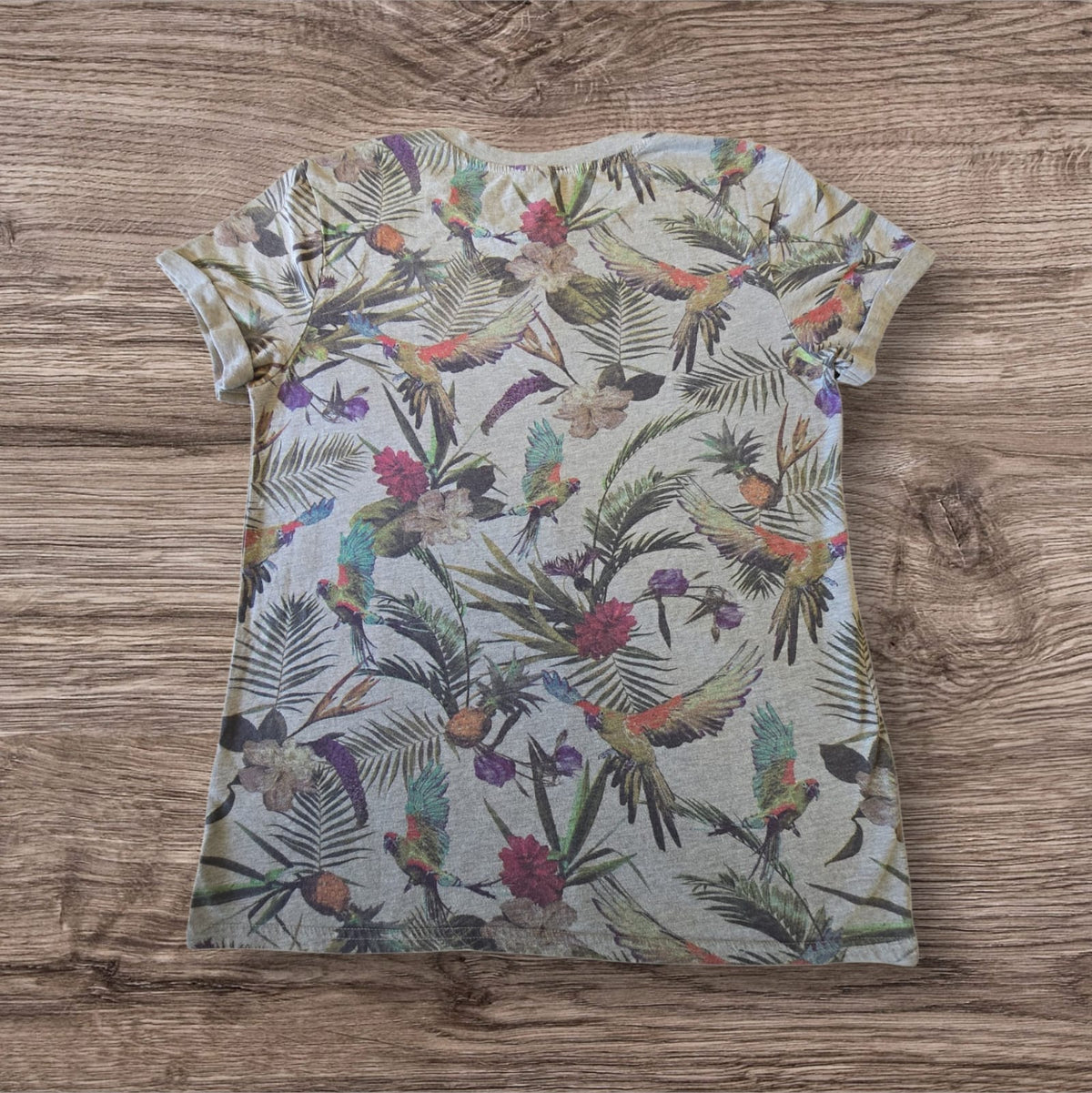 T-shirt Ottoman Kumus grigio mélange con stampa tropicale di pappagalli e fiori, maniche con risvolto, vista posteriore