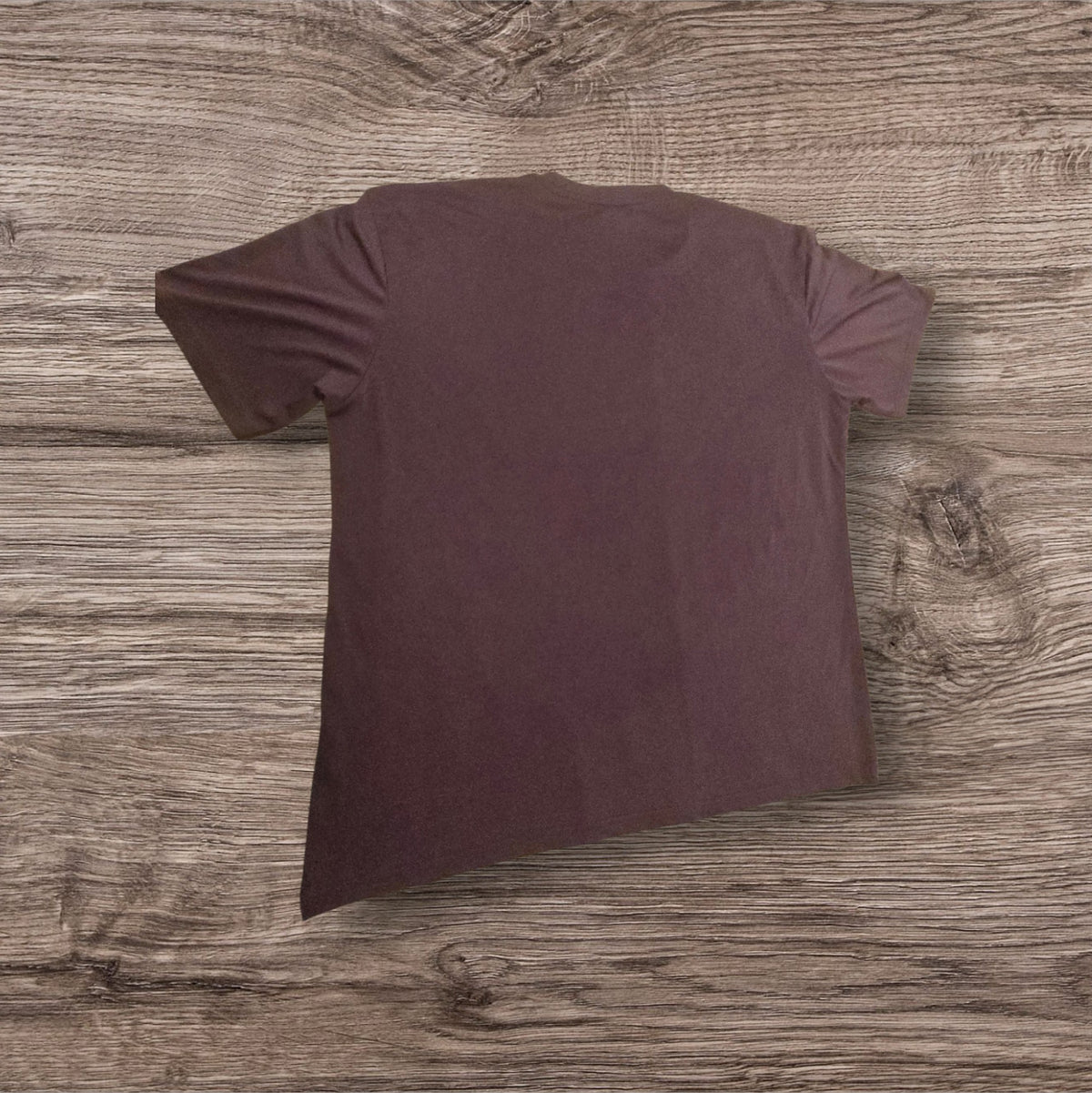 T-shirt tecnica da uomo Ottoman Kumus color prugna scuro a maniche corte con girocollo su sfondo in legno