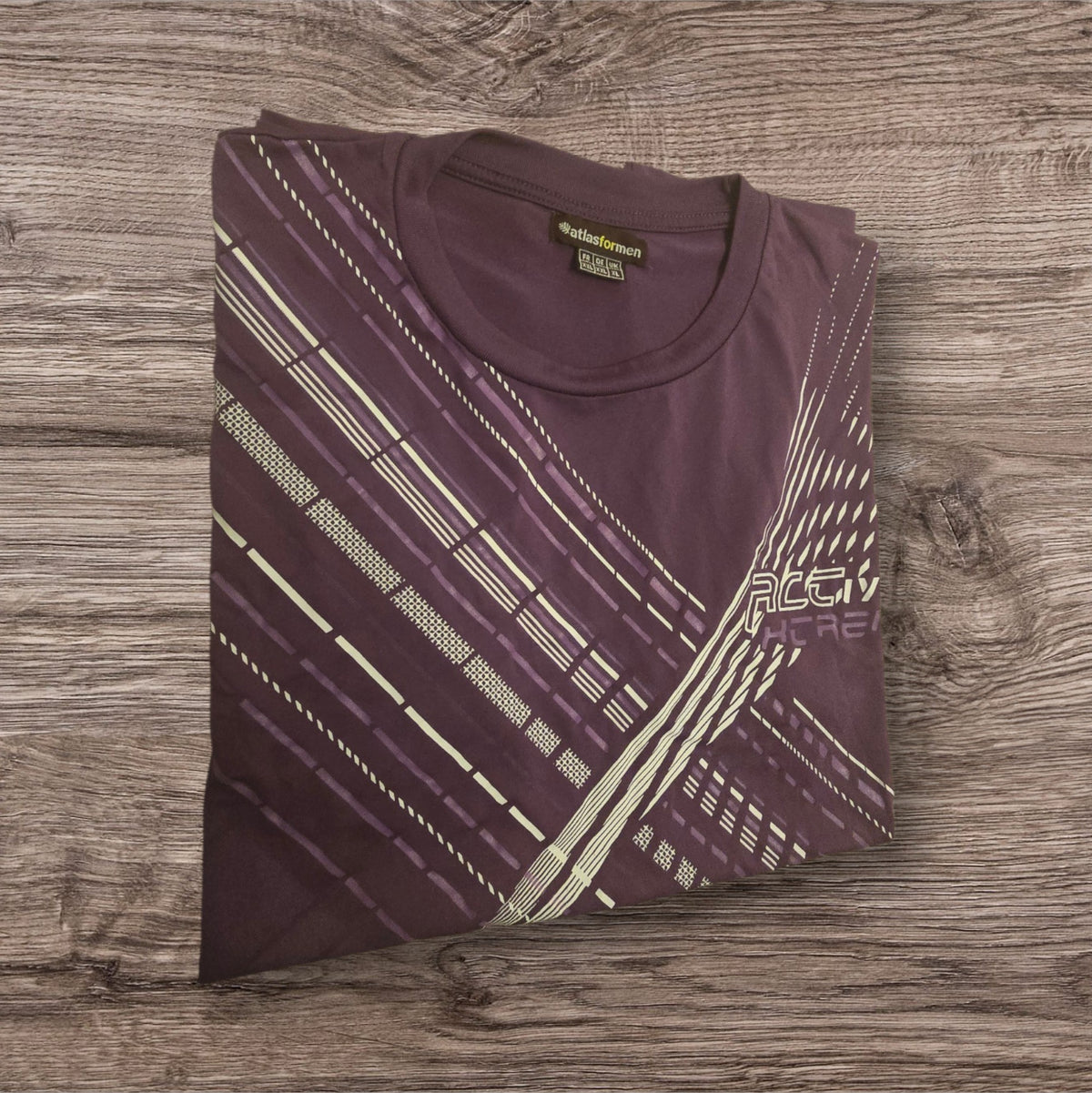 T-shirt tecnica Ottoman Kumus color prugna scuro con stampa grafica sportiva sul petto e girocollo