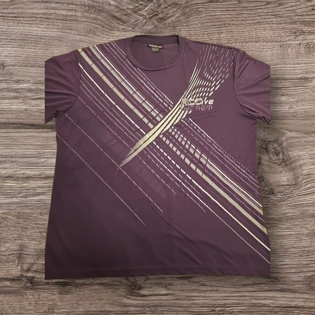 T-shirt tecnica Ottoman Kumus color prugna scuro con stampa grafica dinamica sul petto e girocollo per uomo