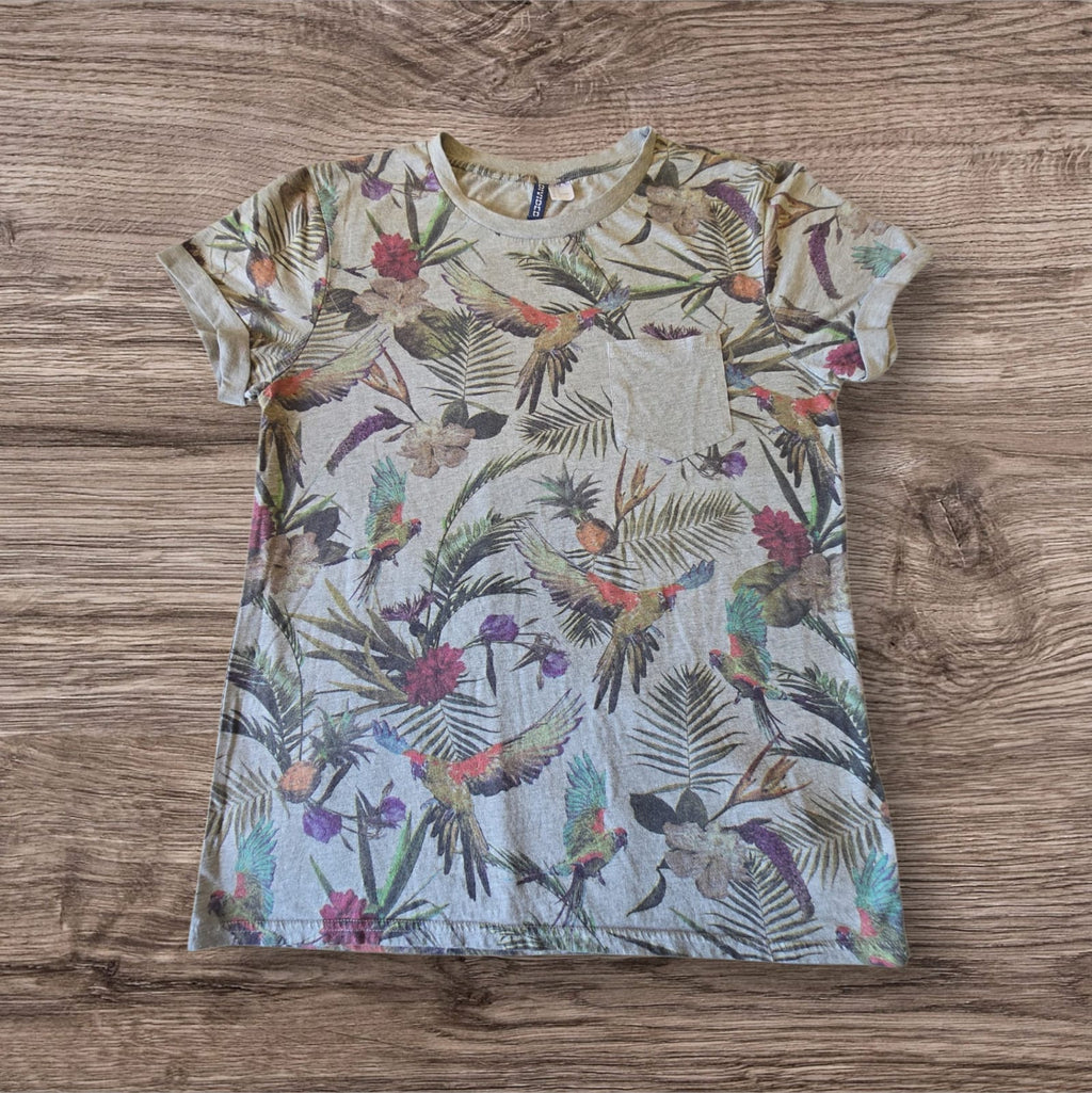 T-shirt Ottoman Kumus grigio melange con stampa tropicale di pappagalli, taschino sul petto e maniche con risvolto.
