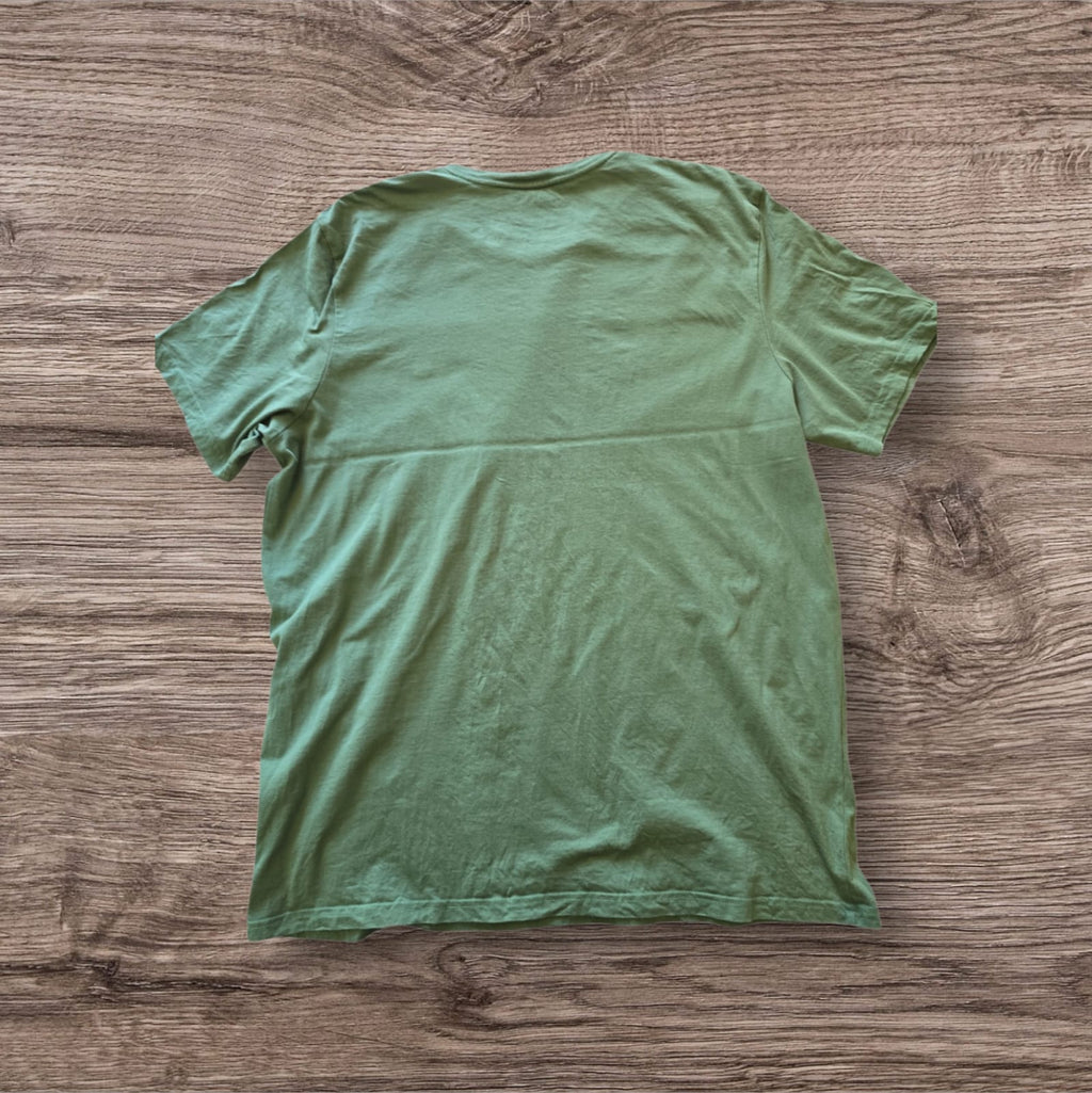 Vista posteriore della t-shirt in cotone verde salvia di Ottoman Kumus con girocollo e vestibilità regolare