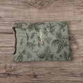 T-shirt Ottoman Kumus verde salvia con stampa floreale giungla e scritta Los Angeles ricamata sul petto